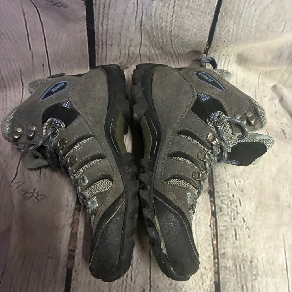Nevados‎ Basque Mid Women’s Outdoor Hiking Trail Boots Gorpcore Sz 8.5 AS IS